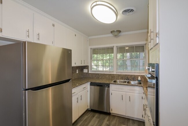 Foto del edificio - Charming 4 Bedroom Home with Screened Back Porch in Montgomery, AL