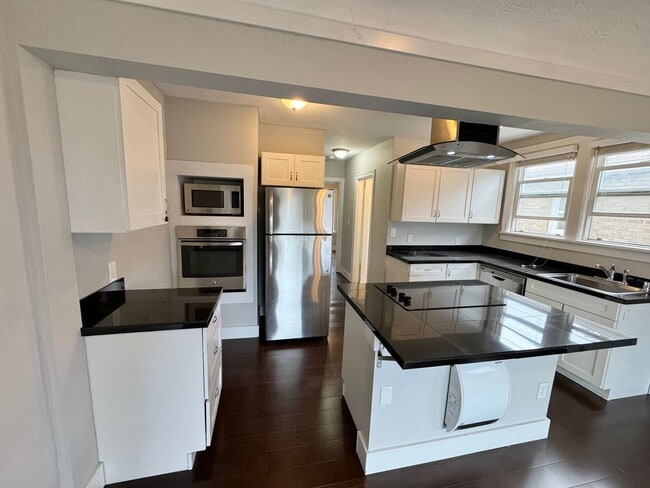 Building Photo - Beautiful View, 2-Bedroom Townhome in Magn...