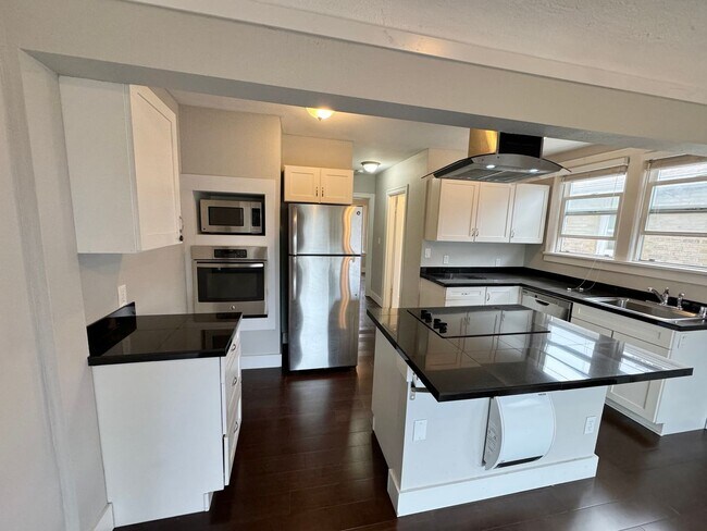 Foto del edificio - Beautiful View, 2-Bedroom Townhome in Magn...