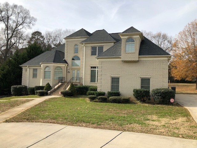 Building Photo - Beautiful Brick Home in Charlotte