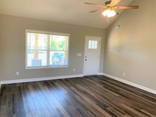 Building Photo - Bluegrass Drive 101