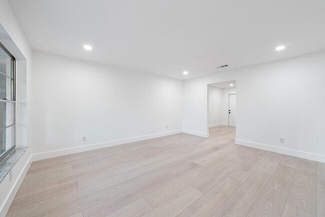 Foto del edificio - 1930 Service Rd