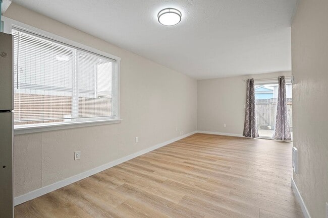 Building Photo - Fantastic 3-Bedroom, 1.5-Bath Duplex With landscaping Included!