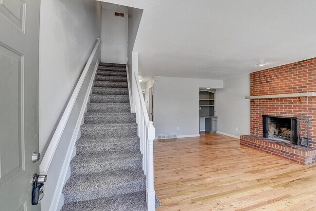 Building Photo - "Charming Duplex Retreat on Inca Street – Spacious 3-Bedroom Haven with 2.5 Baths in Englewood!"