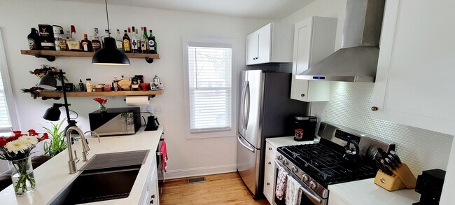 Building Photo - 171 14th Ave NE