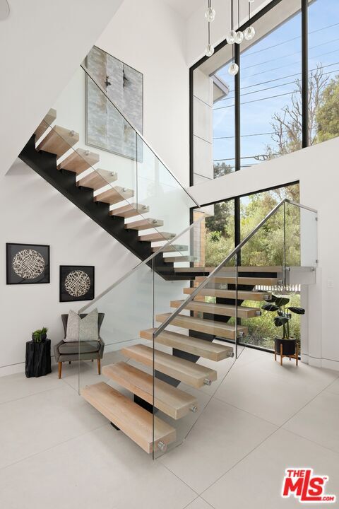Building Photo - 2814 Roscomare Rd