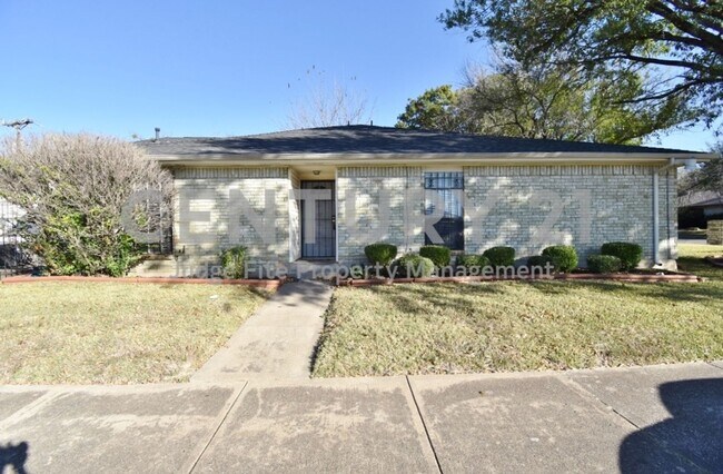 Building Photo - Lovely 3/2 Duplex on Corner Lot in Dallas ...