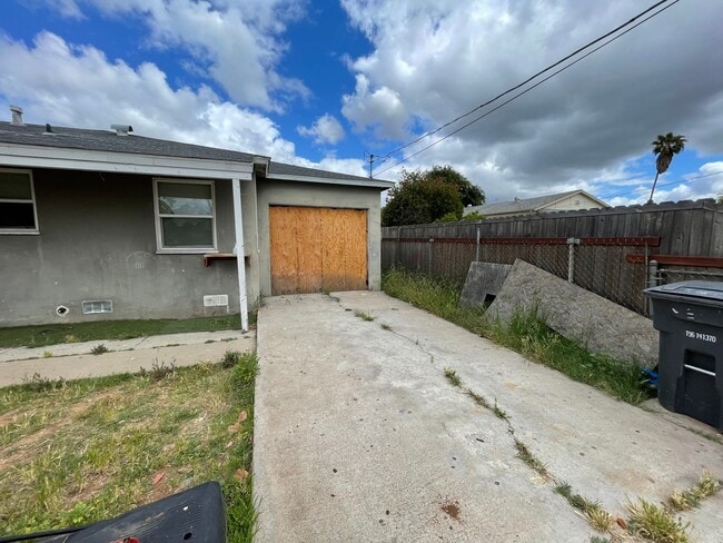 Building Photo - Remodeled Single Family Home with Parking ...