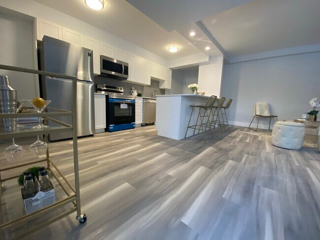 Photo du bâtiment - Huge Ground-Floor One-Bedroom Suite in Midtown Waterloo