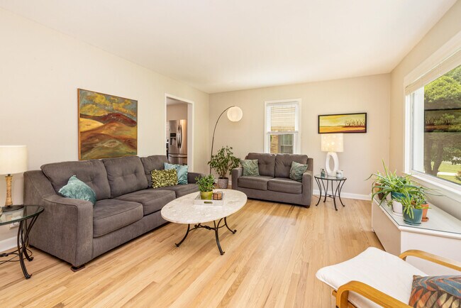 Foto del edificio - 6060 N Shoreland Ave
