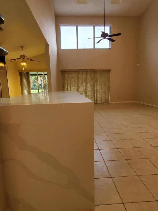 Foto del edificio - 7342 Pinewalk Dr S
