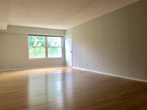 Building Photo - Beautiful McLean Condo Near Metro