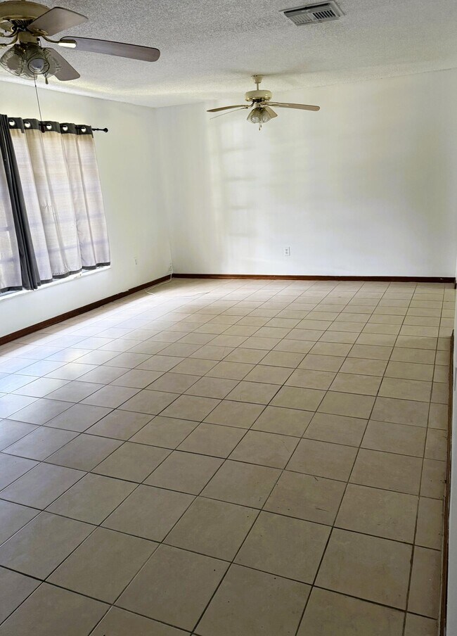 Foto del edificio - 8301 Kenwood Rd