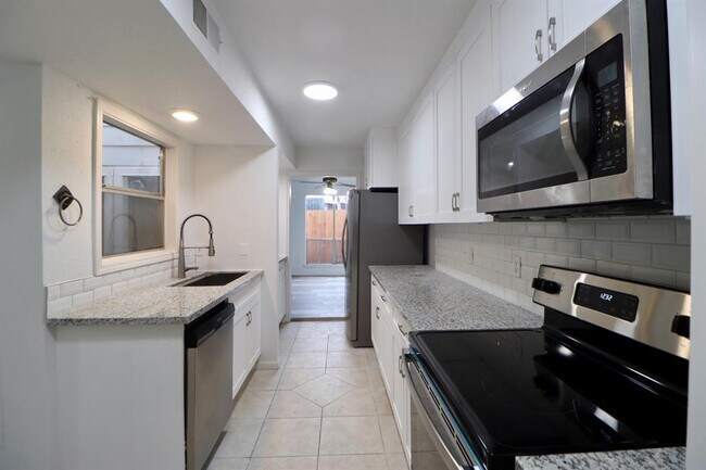 Foto del edificio - 6411 Creekbend Dr