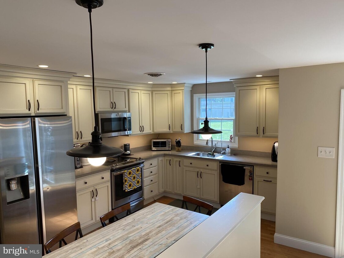 Foto principal - 802 Edward Ln