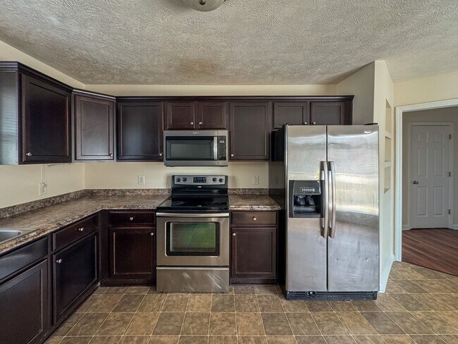 Foto del edificio - 3 Bed 2 Bath Home with Fenced Backyard