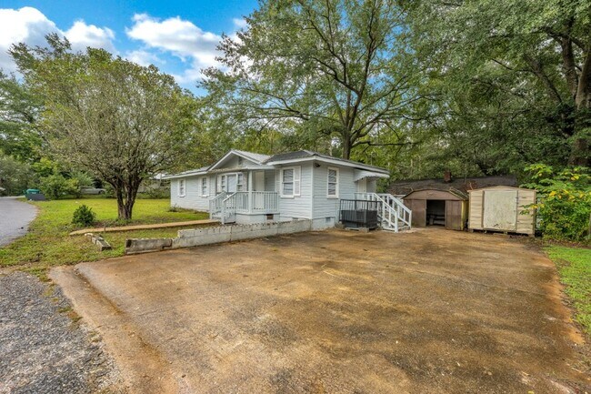 Foto del edificio - Renovated 4 BR Home- Move In Ready!