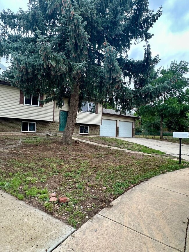 Foto del edificio - Updated Split-Level Gem | 5BD, 3BA | Large...