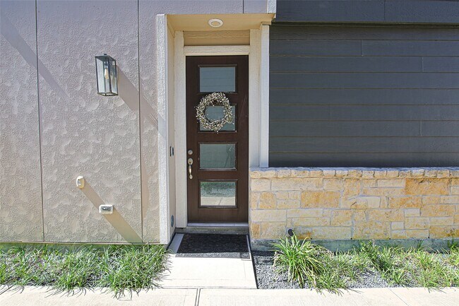 Building Photo - 10005 Brickhouse Dr