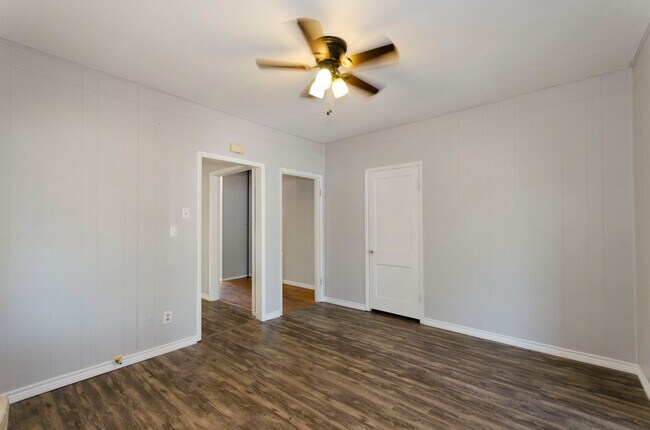 Building Photo - NICE 1 bedroom 1 bath duplex! Will not las...