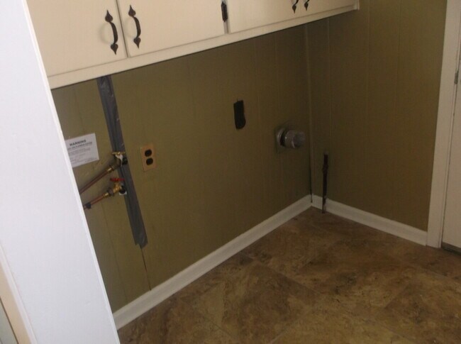 Building Photo - 412 Dreger