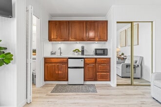 Building Photo - 2509 Ala Wai Blvd