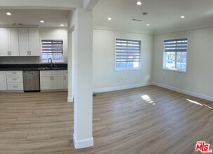 Building Photo - 1270 S Bronson Ave