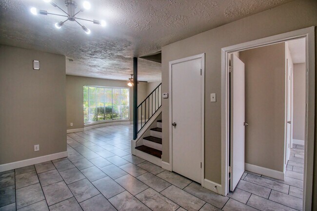 Foto del edificio - 6393 S Briar Bayou Dr