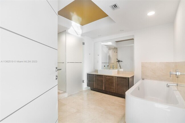 Foto del edificio - 250 Sunny Isles Blvd