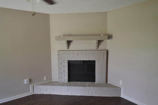 Building Photo - Charming 3 bedroom Duplex Conveniently Loc...