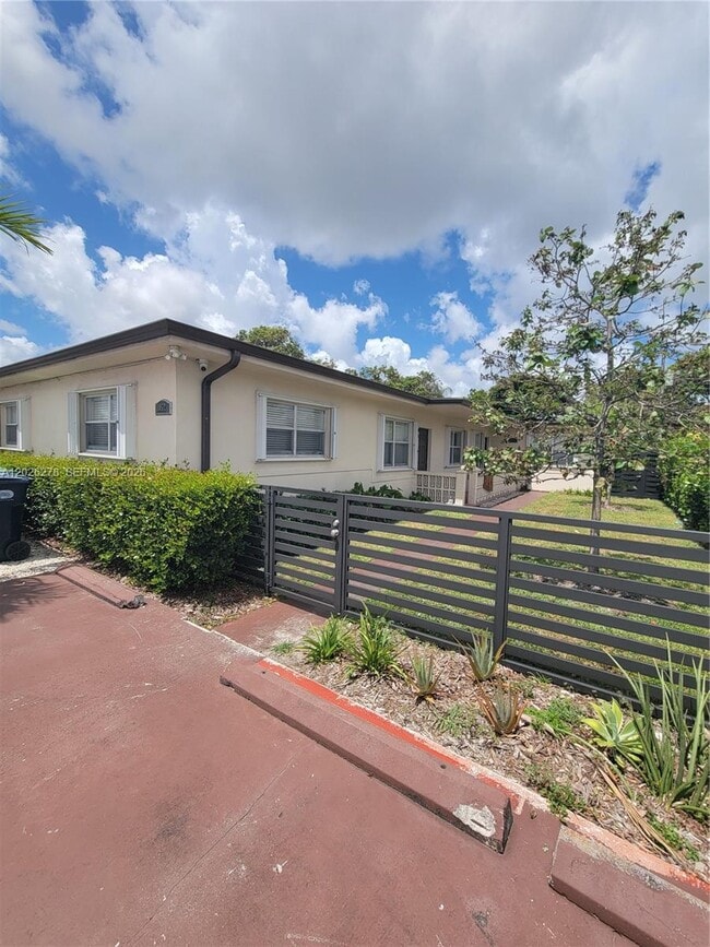 Building Photo - 1052 SW 79th Ave