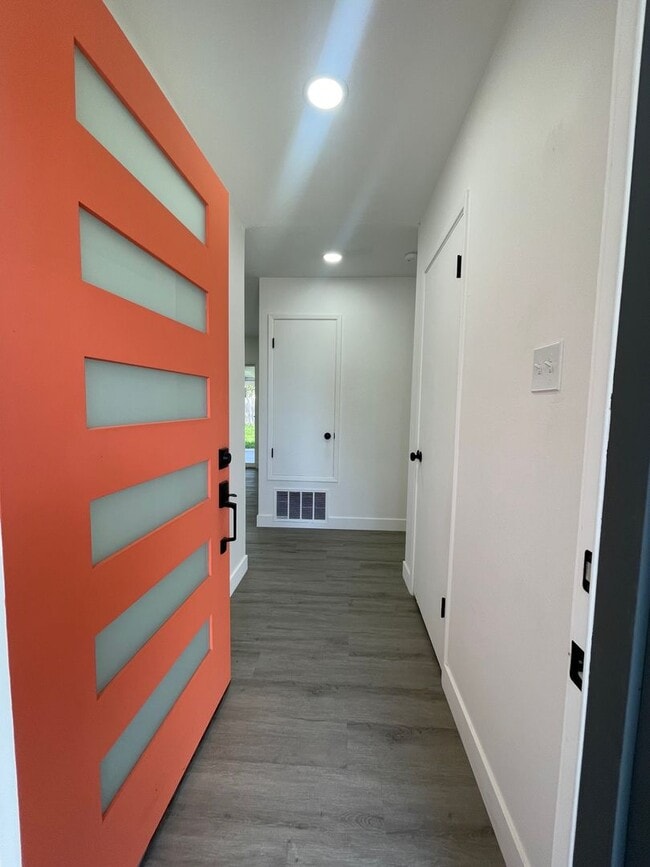 Building Photo - Newly Renovated 3bdrm 2bath Airy Oasis!