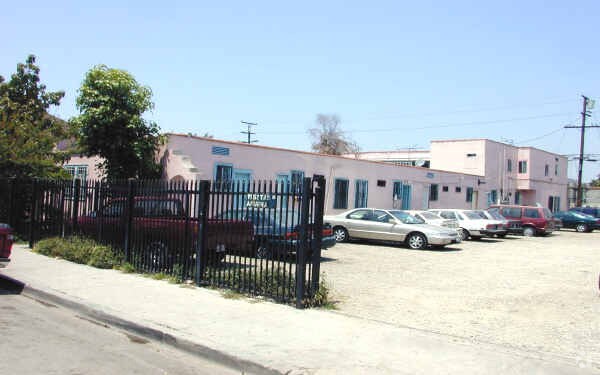 1,153 E 61st St - 1153 E 61st St