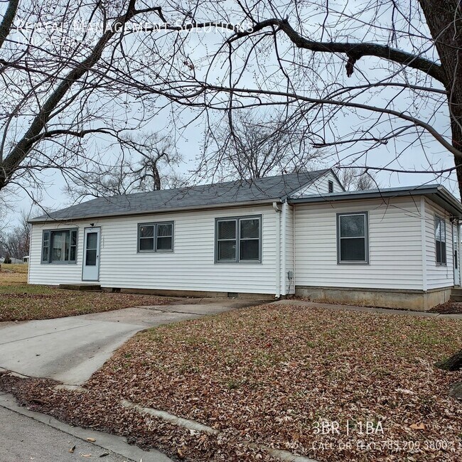 Building Photo - 1600 SE 25th St- 3 BED/1 BATH