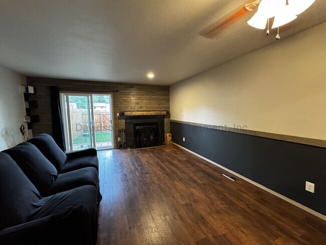 Building Photo - Cozy Updated 2 Bedroom Townhouse Near UCCS