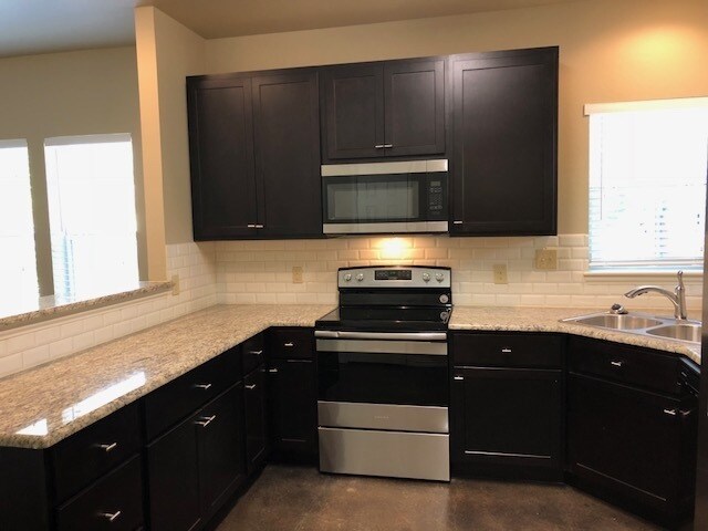 Primary Photo - ***4 Bedroom, 2.5 Bath Townhouse**** Walki...