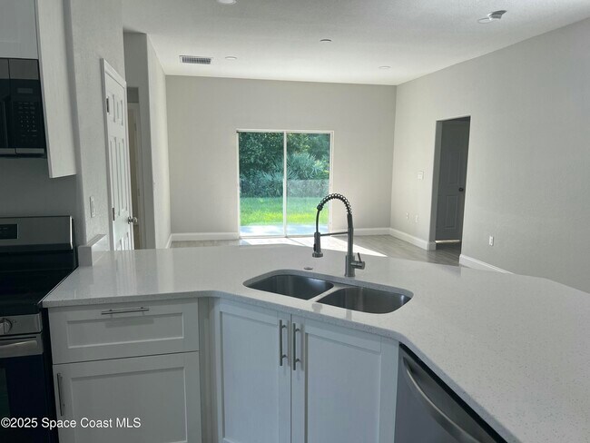 Building Photo - 571 San Filippo Dr SE