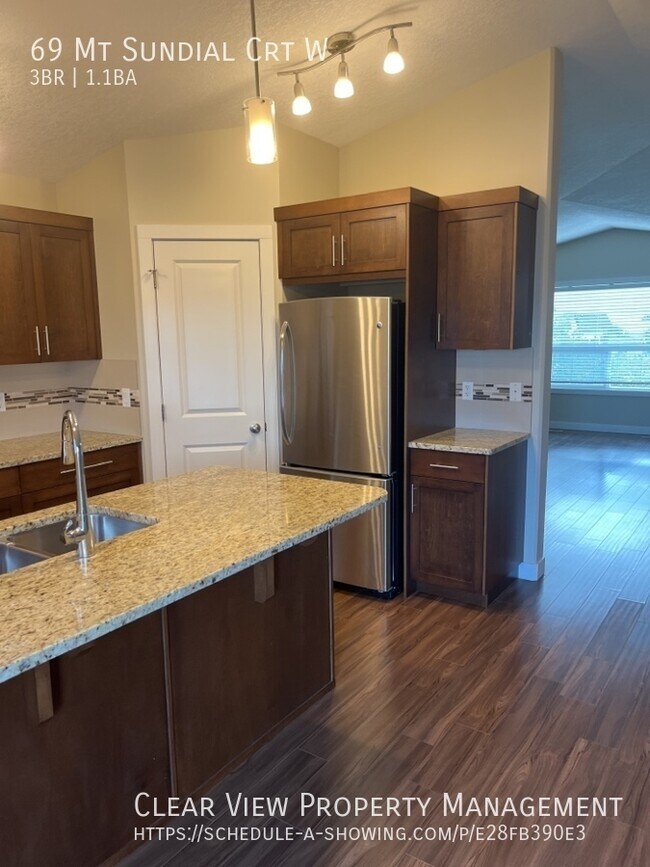 Photo du bâtiment - Sunridge West Side Duplex with Granite Cou...