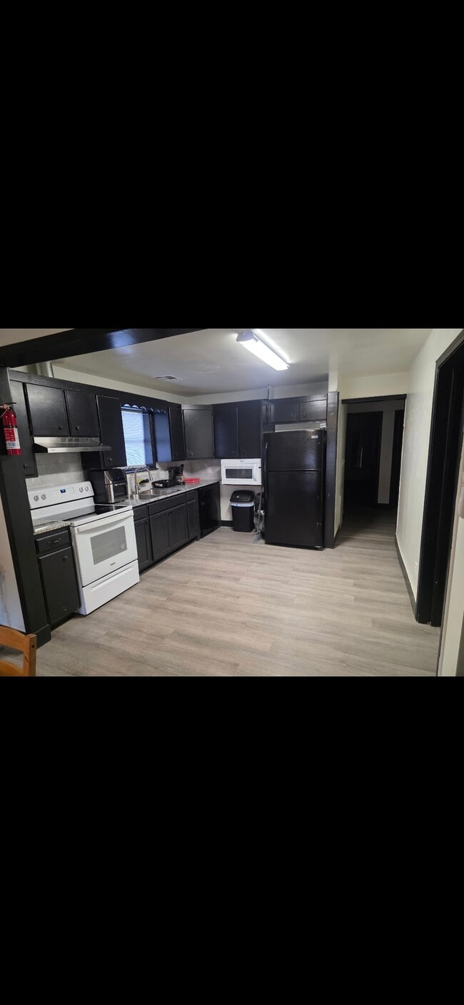 Building Photo - 613 W Sequoyah Ave