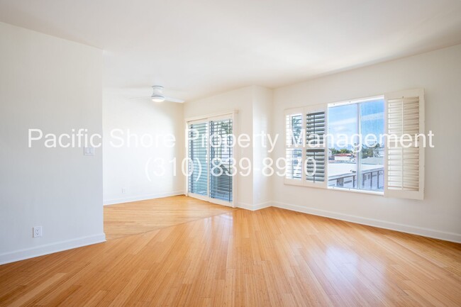 Foto del edificio - Amazing two bedroom condo, hardwood floors...