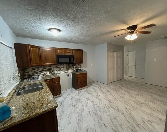 Foto del edificio - 425 Lake Park Dr
