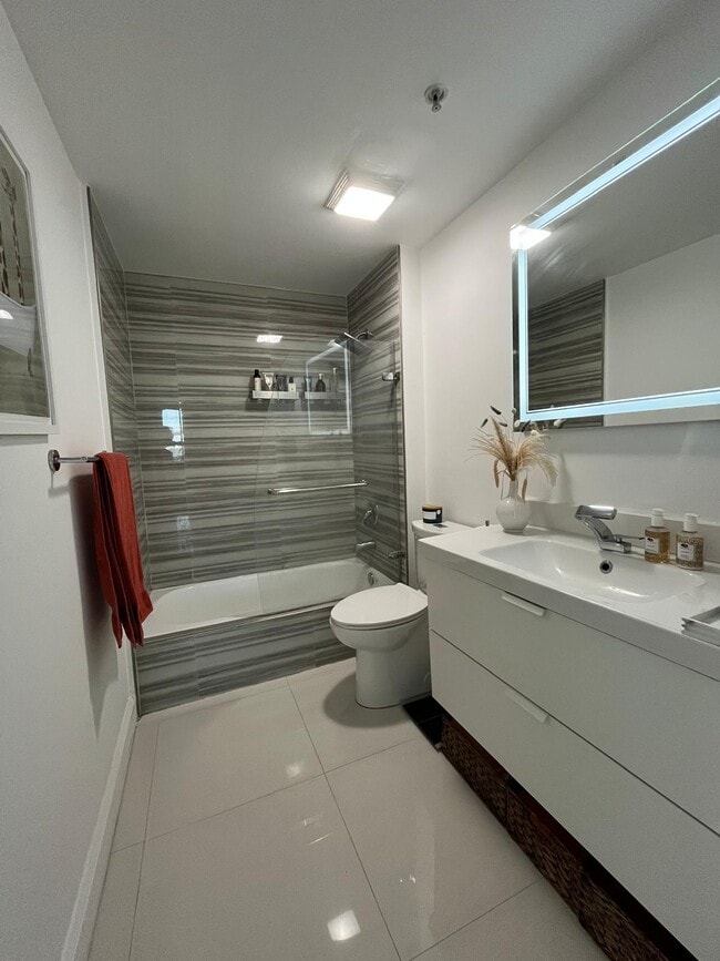 Foto del edificio - 7910 Harbor Island Dr