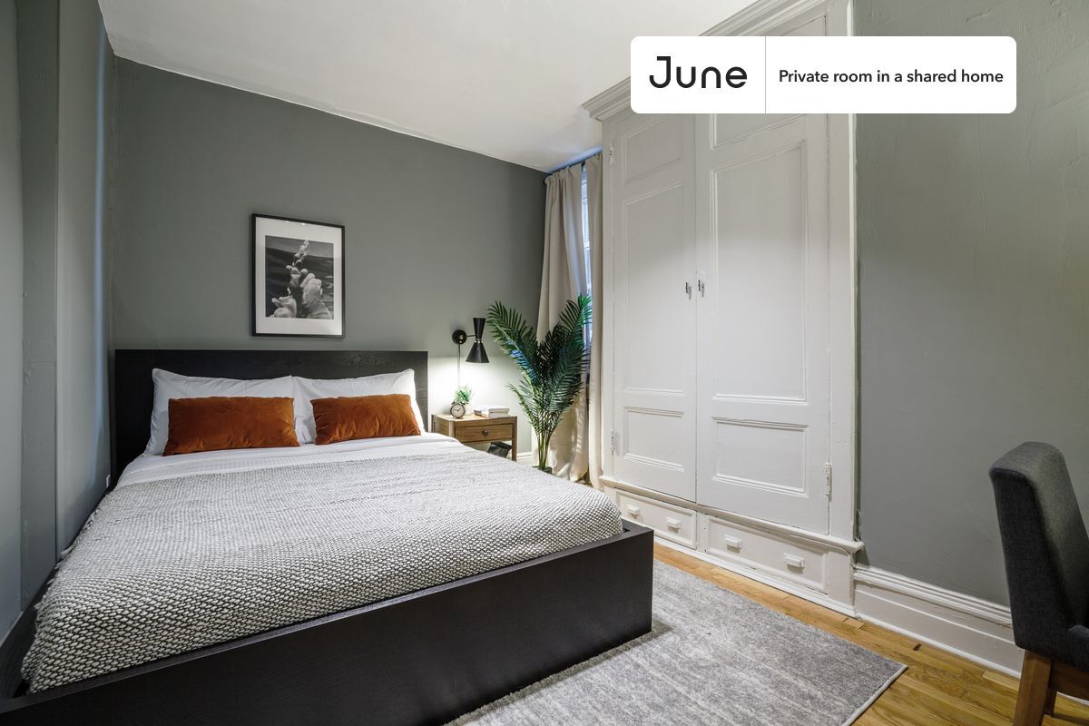 Foto principal - Room in Shared 4 bed/1 bath home