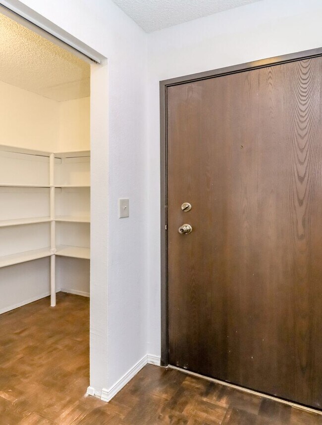 Building Photo - Bellevue Manor Condo, Great Location acros...