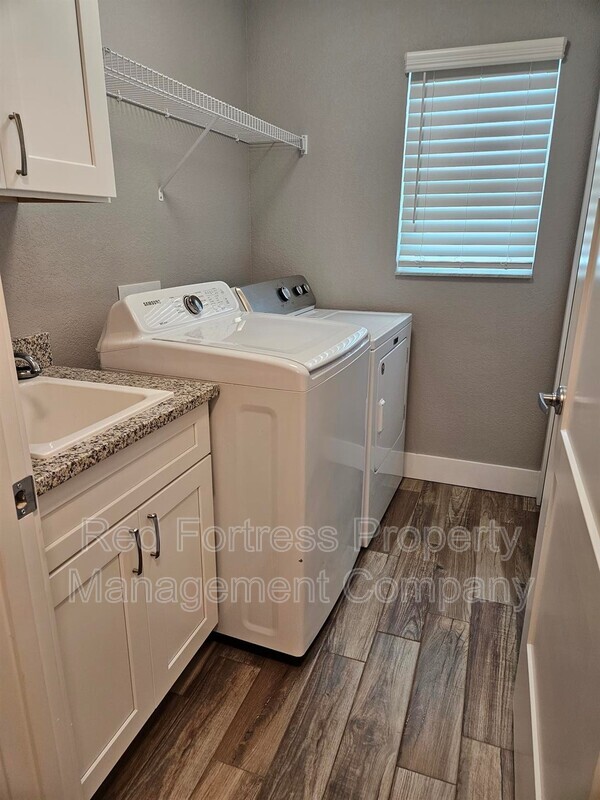 Foto del edificio - 26527 Angelica Rd