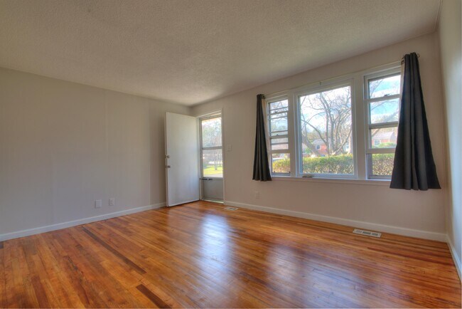 Building Photo - 71 Trowbridge Ln