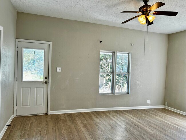 Foto del edificio - 721 N Texas St