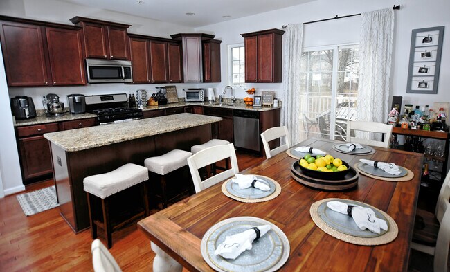 Foto del edificio - 7417 Willow View Ln