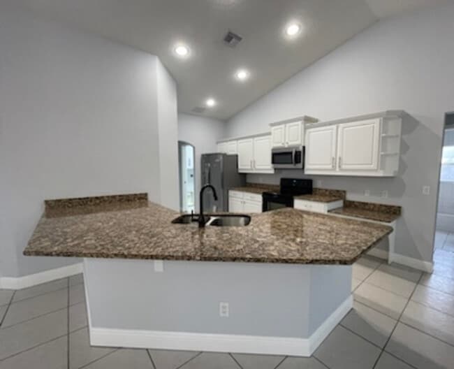 Building Photo - 3118 SE Salerno Rd