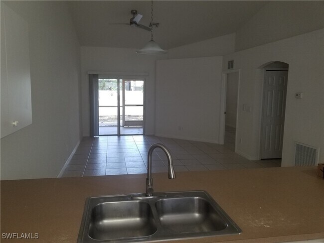 Foto del edificio - 927 SE 14th Terrace